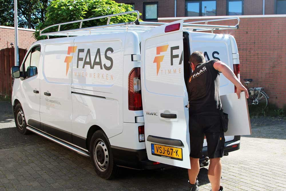 Remko Faas  inladen auto aanbouw Lisse timmerman